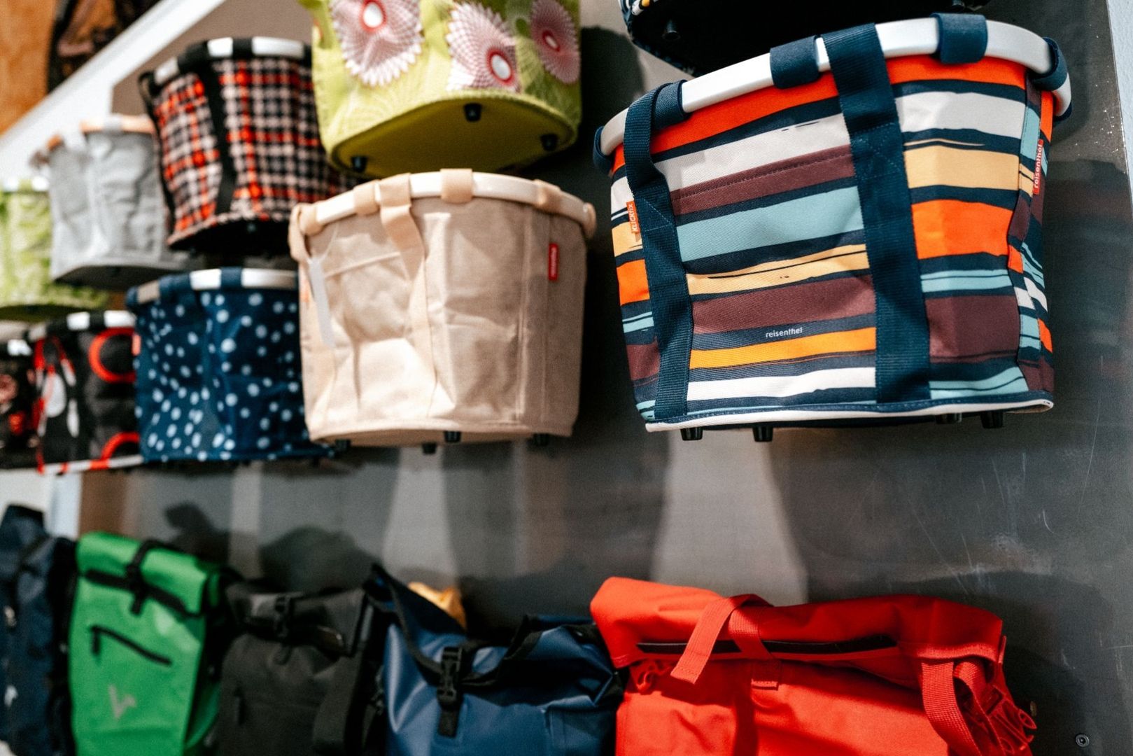 Auswahl an Taschen und Körben